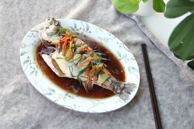 澆汁清蒸鱸魚的做法-咸鮮味蒸菜譜-易網健康養生網 澆汁清蒸鱸魚的做法-咸鮮味蒸菜譜