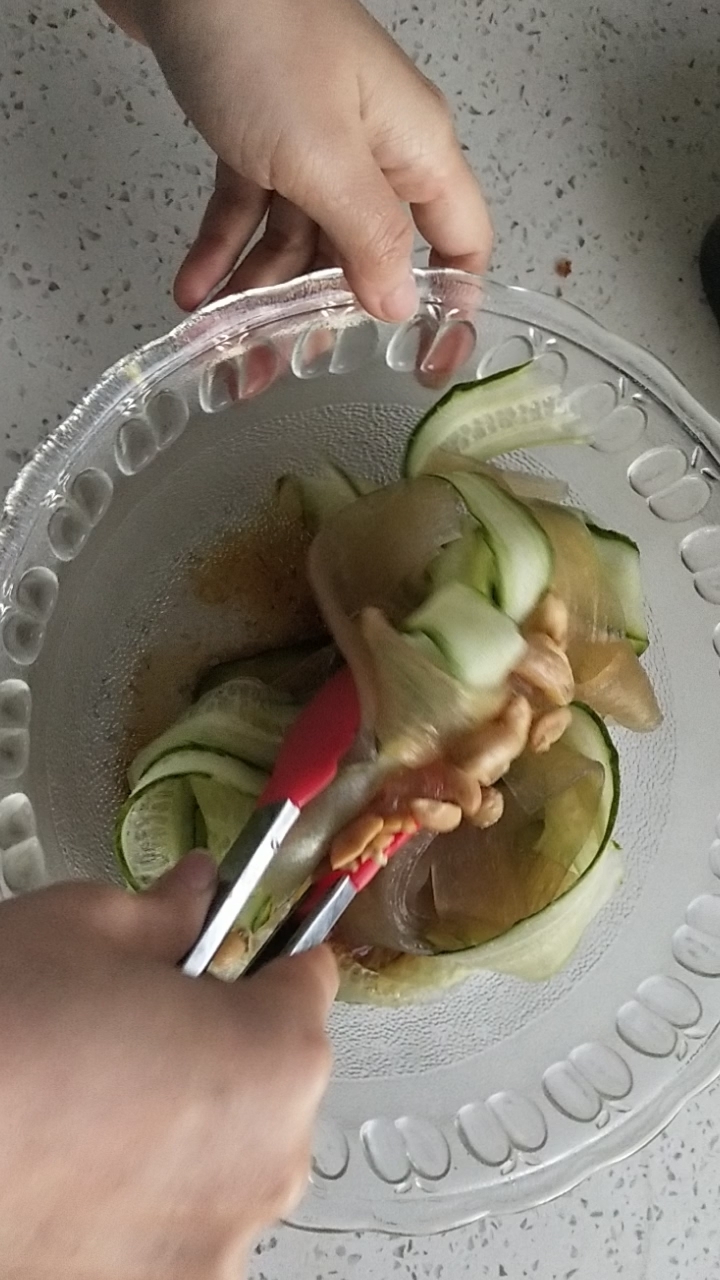 清爽涼拌火鍋粉的做法-家常味拌菜譜-易網(wǎng)健康養(yǎng)生網(wǎng) 清爽涼拌火鍋粉的做法-家常味拌菜譜