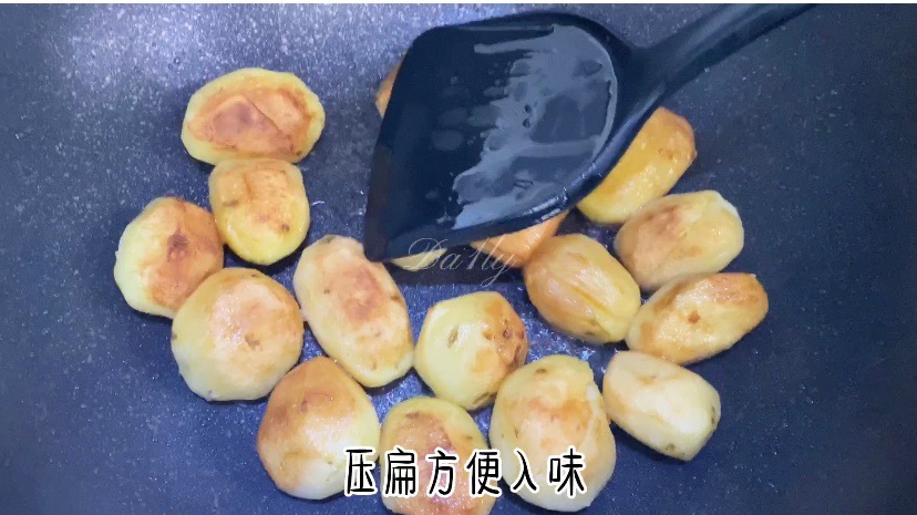 外脆里糯，秒殺路邊攤的香煎小土豆的做法-其它口味煎菜譜