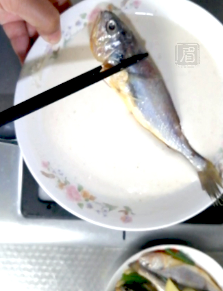 面拖小黃魚的做法-咸鮮味炸菜譜