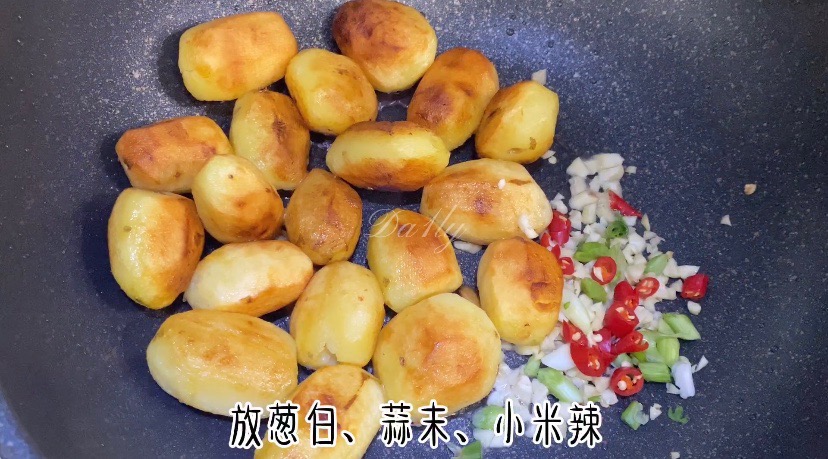 外脆里糯，秒殺路邊攤的香煎小土豆的做法-其它口味煎菜譜