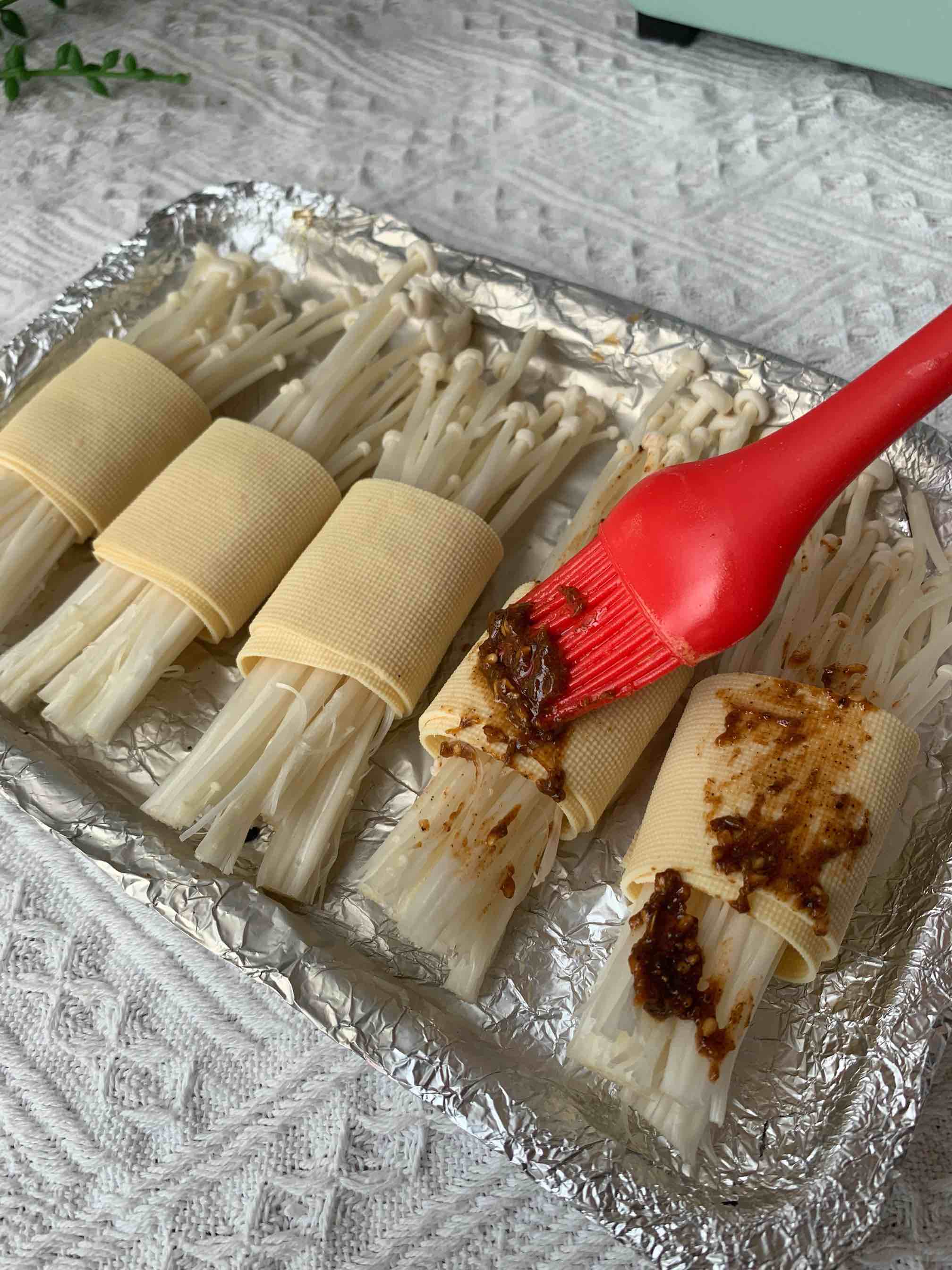 芝士豆皮金針菇卷的做法-咸鮮味烤菜譜