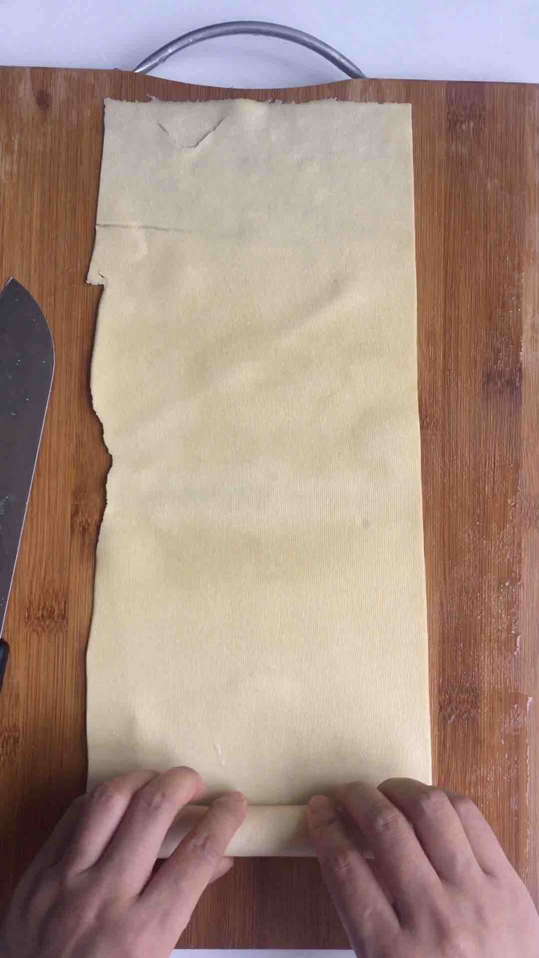 豆皮香腸卷的做法-香辣味烘焙菜譜-易網<a href=http://www.gyfww.com/ target=_blank class=infotextkey>健康養生</a>網 豆皮香腸卷的做法-香辣味烘焙菜譜