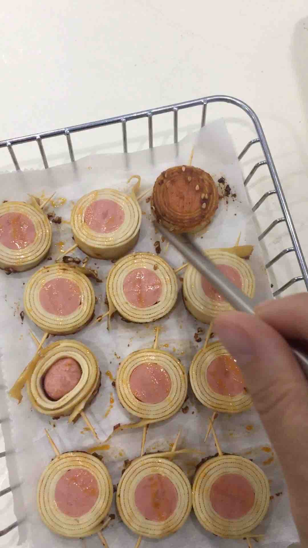 豆皮香腸卷的做法-香辣味烘焙菜譜-易網健康養生網 豆皮香腸卷的做法-香辣味烘焙菜譜