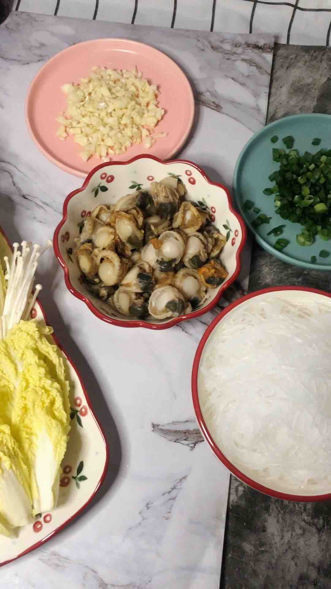 蒜蓉粉絲扇貝煲的做法-家常味燜菜譜-易網<a href=http://www.gyfww.com/ target=_blank class=infotextkey>健康養生</a>網 蒜蓉粉絲扇貝煲的做法-家常味燜菜譜