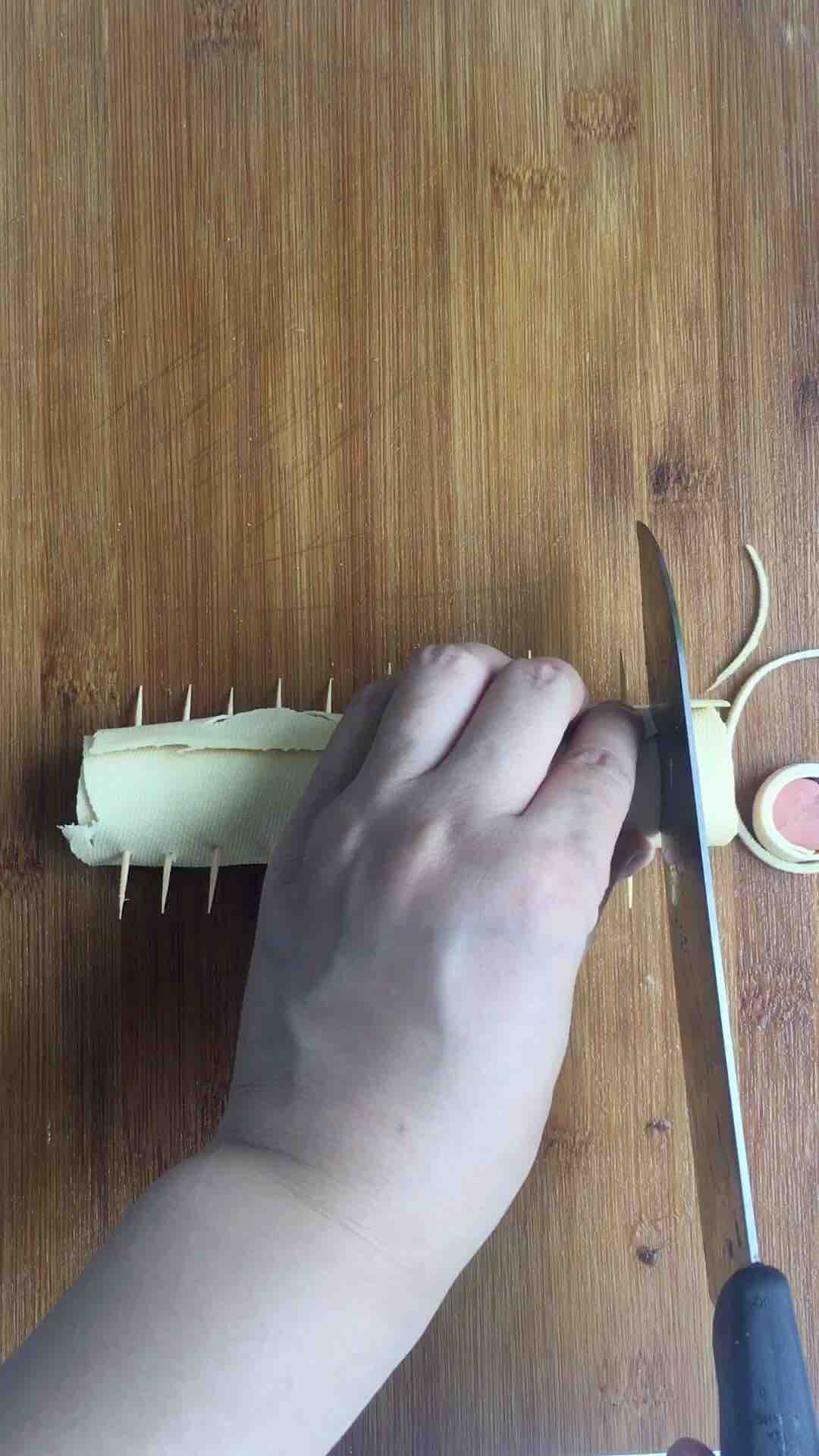 豆皮香腸卷的做法-香辣味烘焙菜譜-易網健康養生網 豆皮香腸卷的做法-香辣味烘焙菜譜