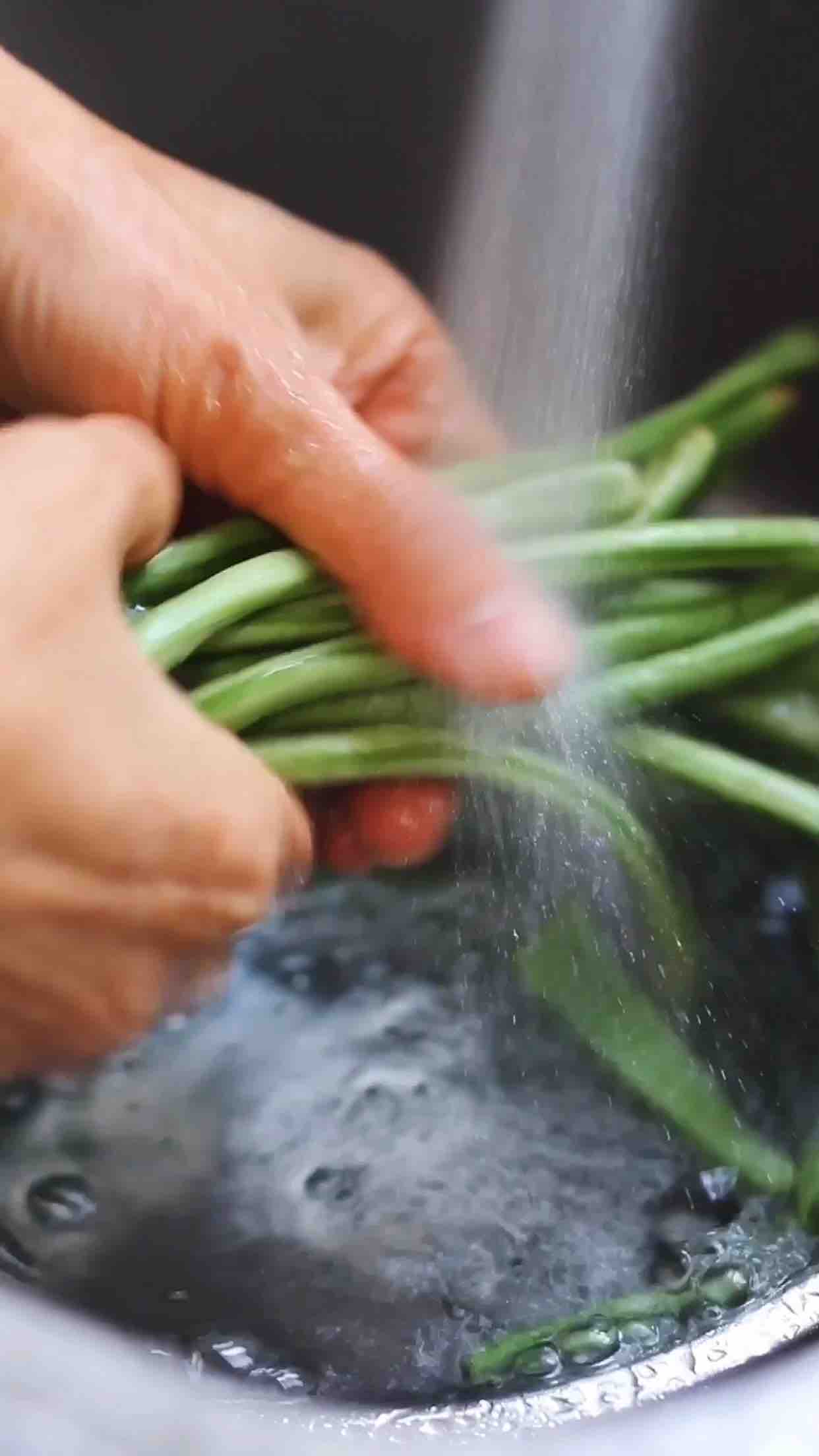 手撕豇豆的做法-酸辣味煮菜譜-易網<a href=http://www.gyfww.com/ target=_blank class=infotextkey>健康養生</a>網 手撕豇豆的做法-酸辣味煮菜譜