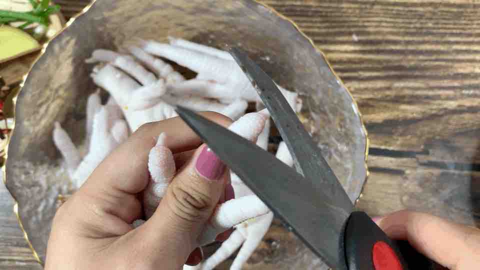 雞爪這樣做,香糯軟爛,好吃到光盤的做法-家常味燒菜譜-易網(wǎng)健康養(yǎng)生網(wǎng) 雞爪這樣做,香糯軟爛,好吃到光盤的做法-家常味燒菜譜