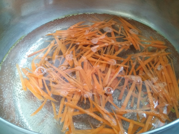 金針菇拌胡蘿卜的做法-家常味拌菜譜