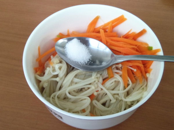 金針菇拌胡蘿卜的做法-家常味拌菜譜