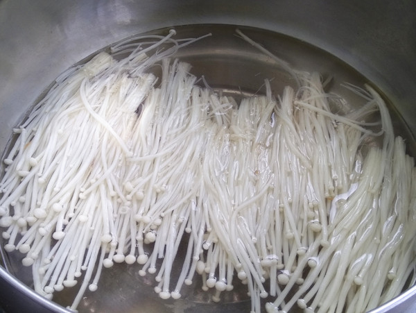 金針菇拌胡蘿卜的做法-家常味拌菜譜