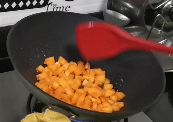 孩子的咖喱土豆飯的做法-咖喱味炒菜譜