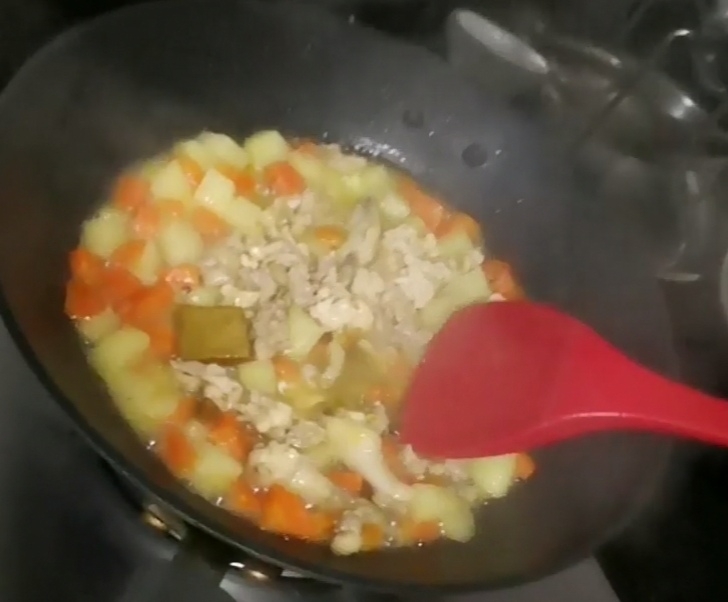 孩子的咖喱土豆飯的做法-咖喱味炒菜譜