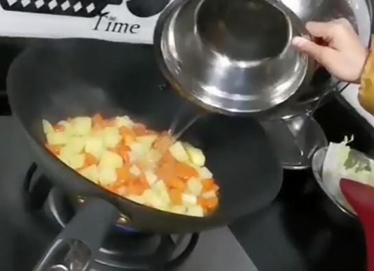 孩子的咖喱土豆飯的做法-咖喱味炒菜譜