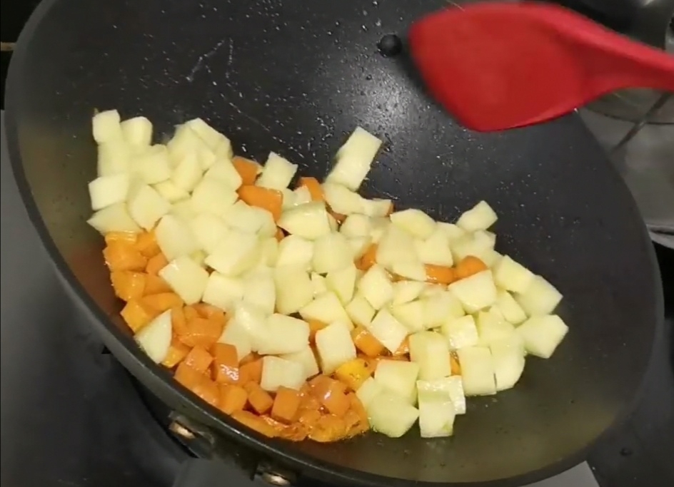 孩子的咖喱土豆飯的做法-咖喱味炒菜譜