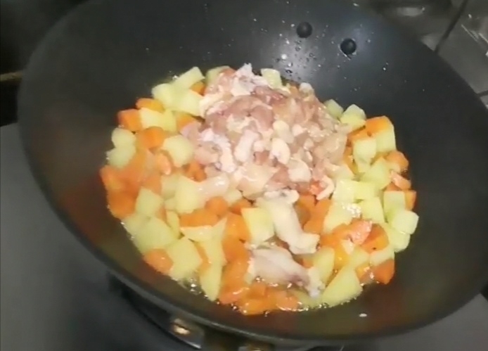 孩子的咖喱土豆飯的做法-咖喱味炒菜譜