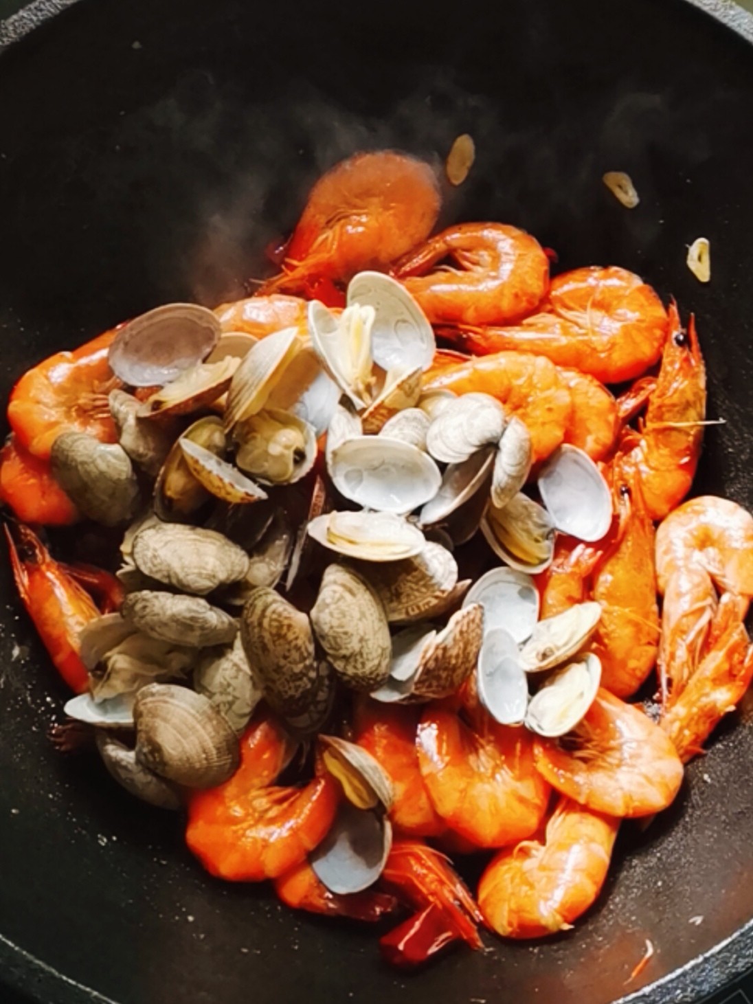 鮮蝦炒花蛤的做法-咸鮮味炒菜譜