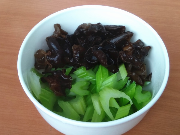 西芹拌木耳的做法-家常味拌菜譜