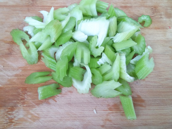 西芹拌木耳的做法-家常味拌菜譜