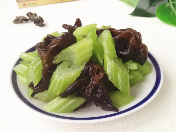 西芹拌木耳的做法-家常味拌菜譜