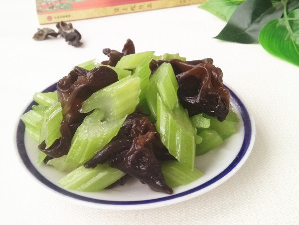 西芹拌木耳的做法-家常味拌菜譜