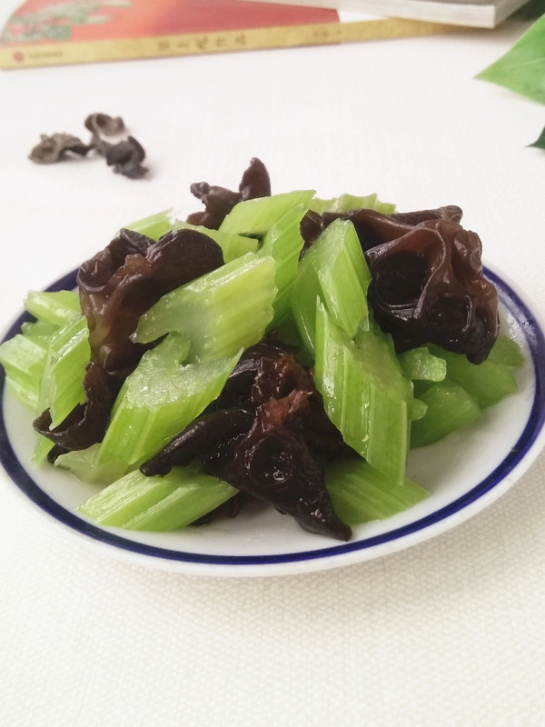 西芹拌木耳的做法-家常味拌菜譜