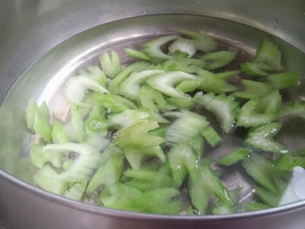 西芹拌木耳的做法-家常味拌菜譜