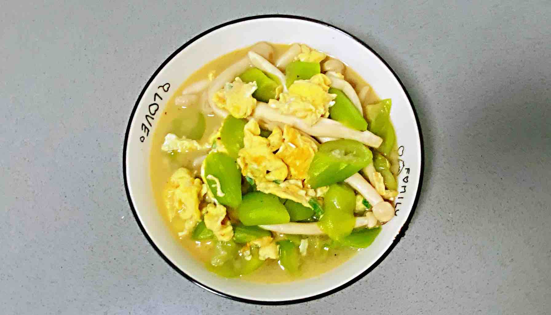 雞蛋白玉菇燜絲瓜，清淡又鮮香，簡單卻營養(yǎng)～的做法-咸鮮味燒菜譜