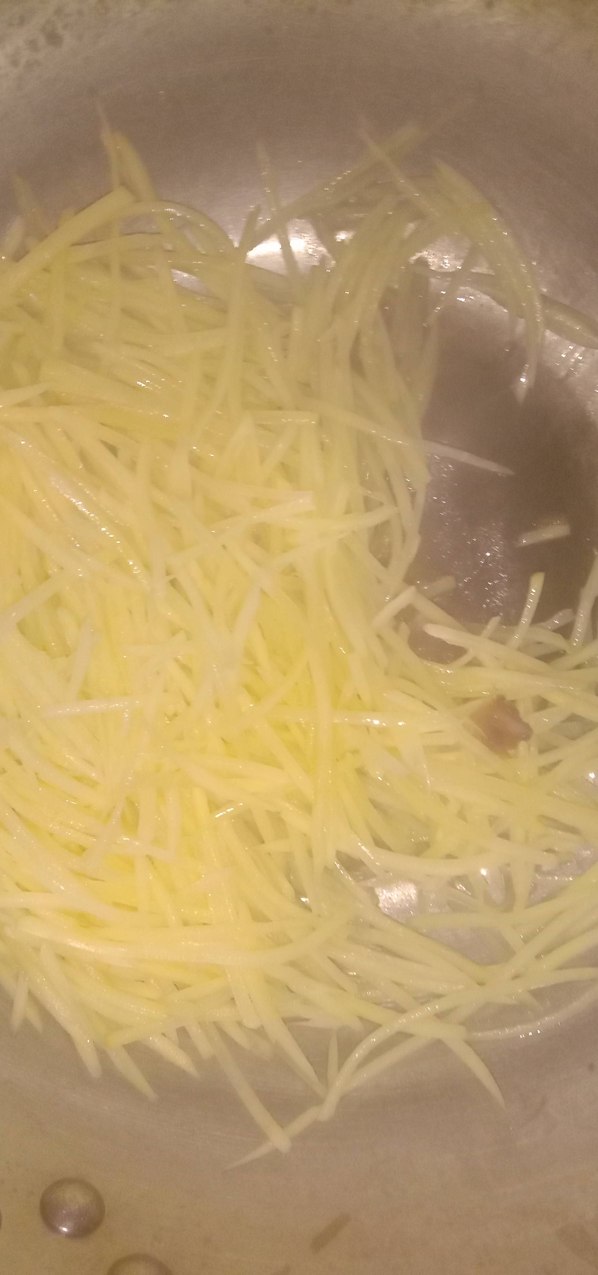 臘腸土豆絲的做法-家常味炒菜譜