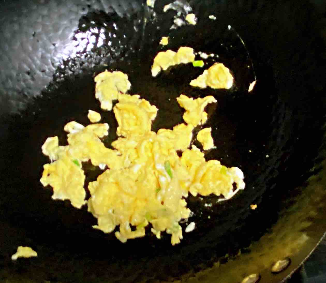 雞蛋白玉菇燜絲瓜，清淡又鮮香，簡單卻營養(yǎng)～的做法-咸鮮味燒菜譜