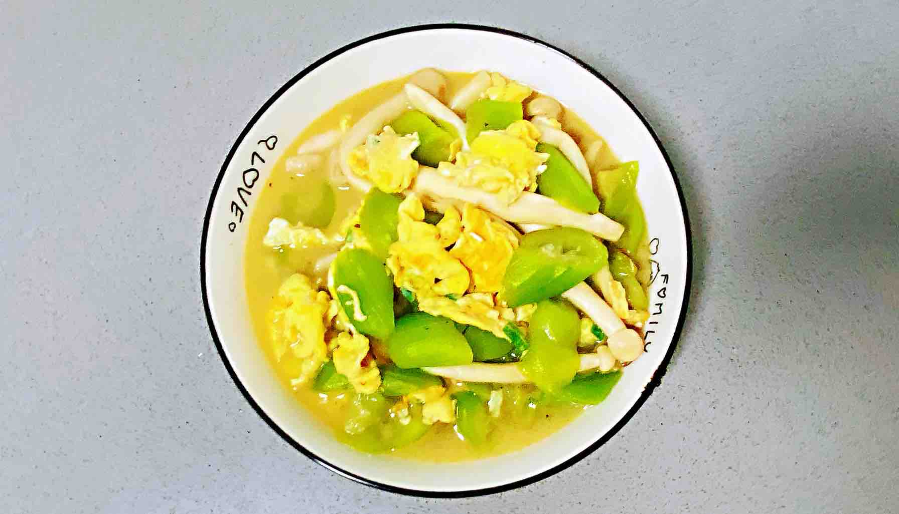 雞蛋白玉菇燜絲瓜，清淡又鮮香，簡單卻營養(yǎng)～的做法-咸鮮味燒菜譜