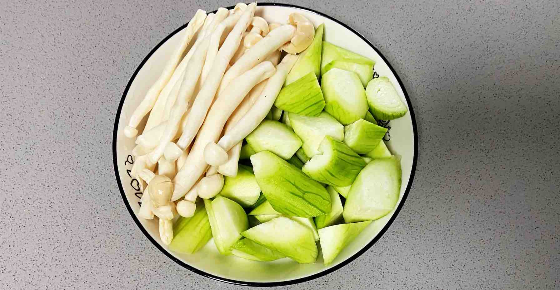 雞蛋白玉菇燜絲瓜，清淡又鮮香，簡單卻營養(yǎng)～的做法-咸鮮味燒菜譜