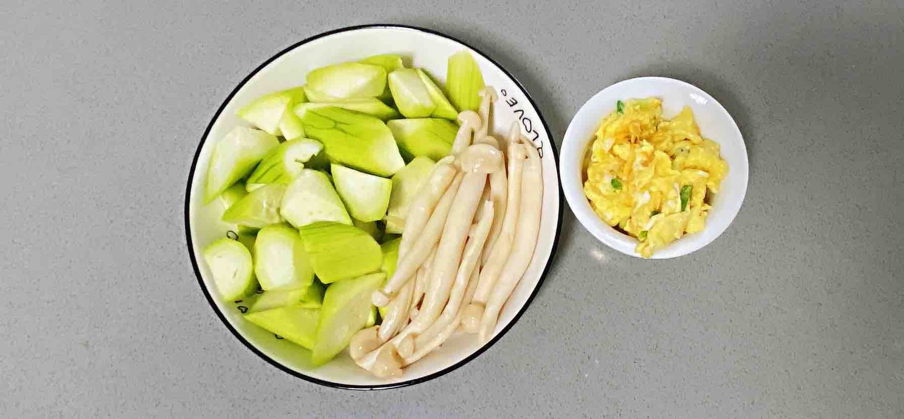 雞蛋白玉菇燜絲瓜，清淡又鮮香，簡單卻營養(yǎng)～的做法-咸鮮味燒菜譜