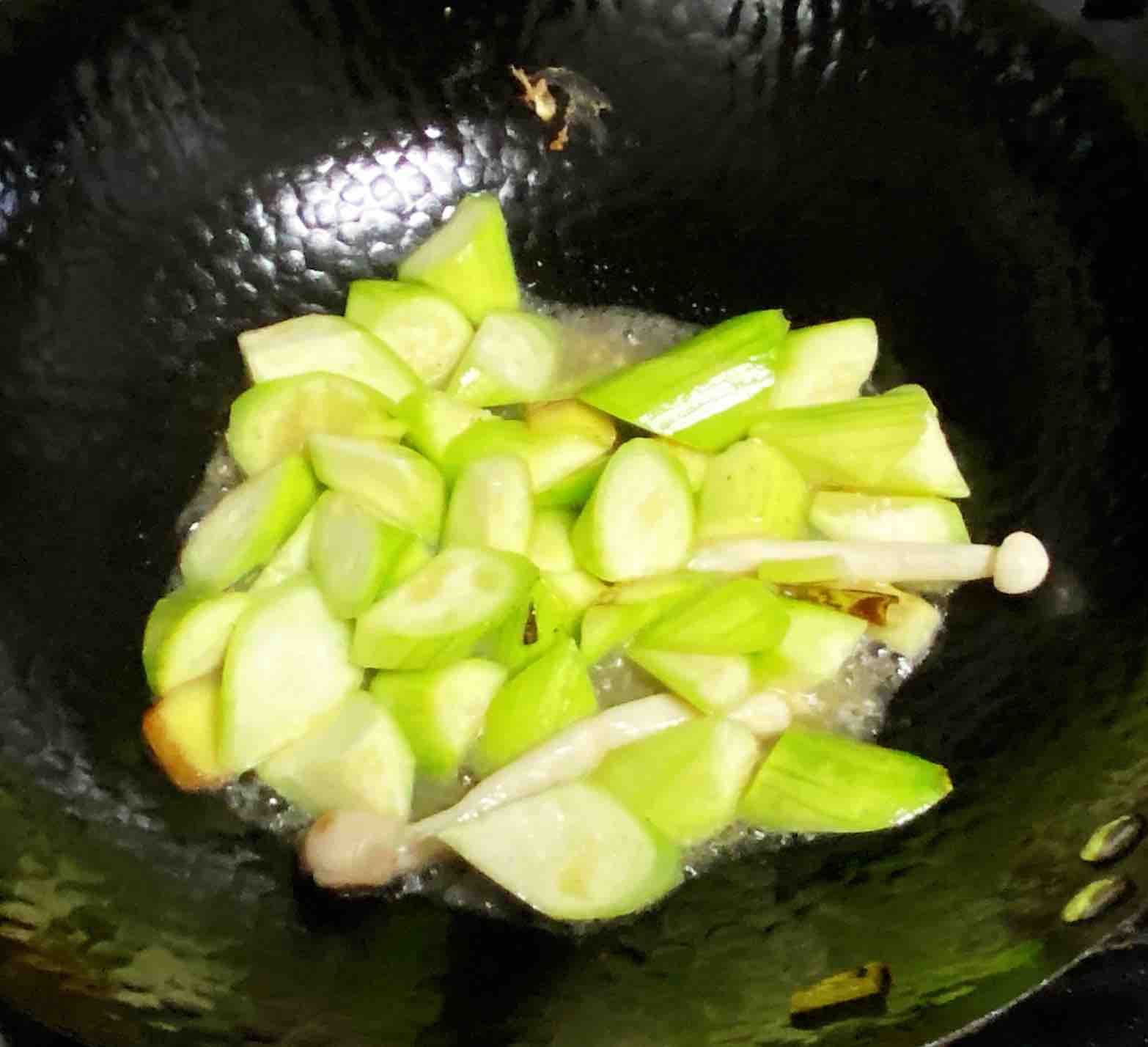 雞蛋白玉菇燜絲瓜，清淡又鮮香，簡單卻營養(yǎng)～的做法-咸鮮味燒菜譜