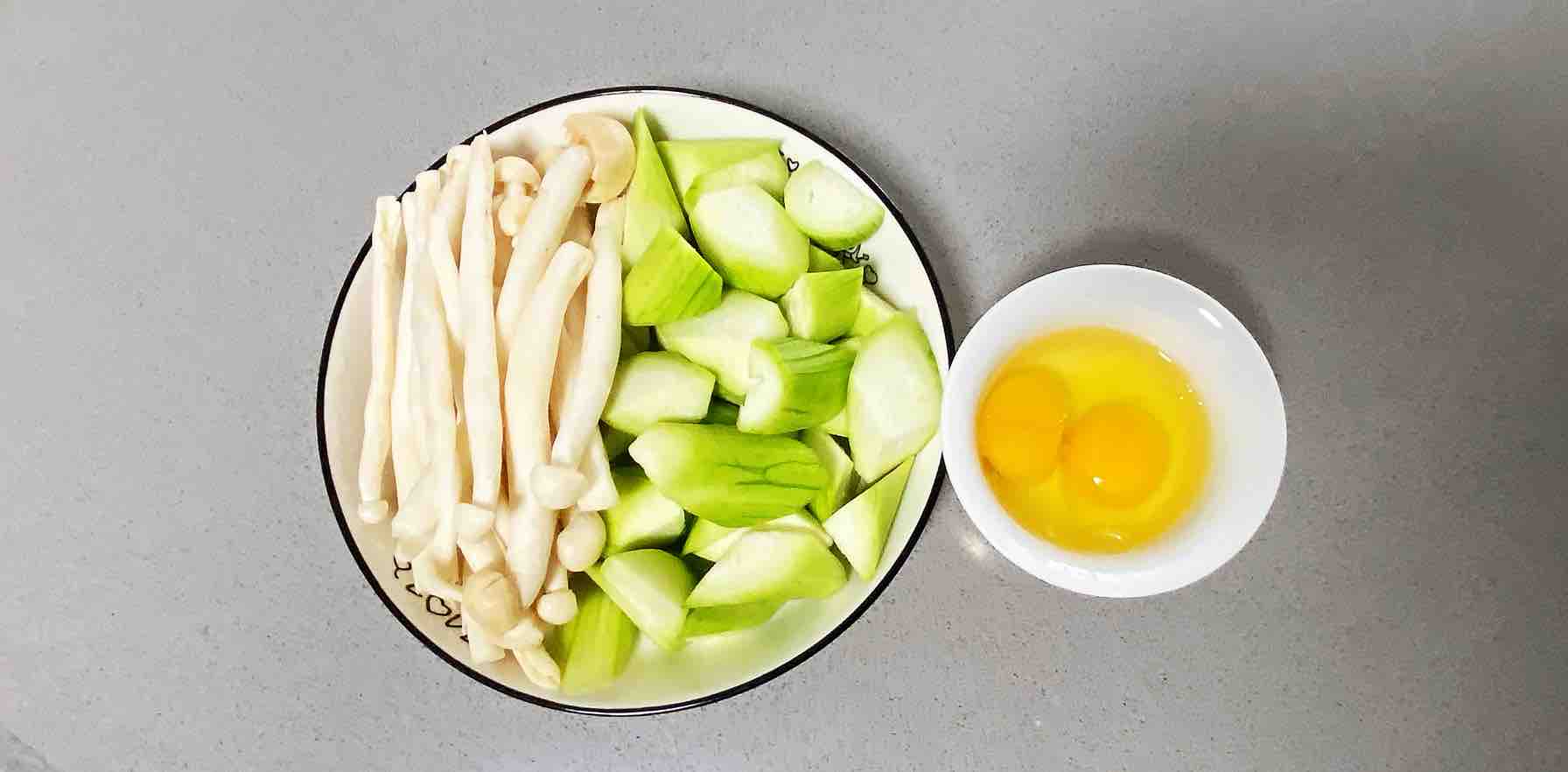 雞蛋白玉菇燜絲瓜，清淡又鮮香，簡單卻營養(yǎng)～的做法-咸鮮味燒菜譜