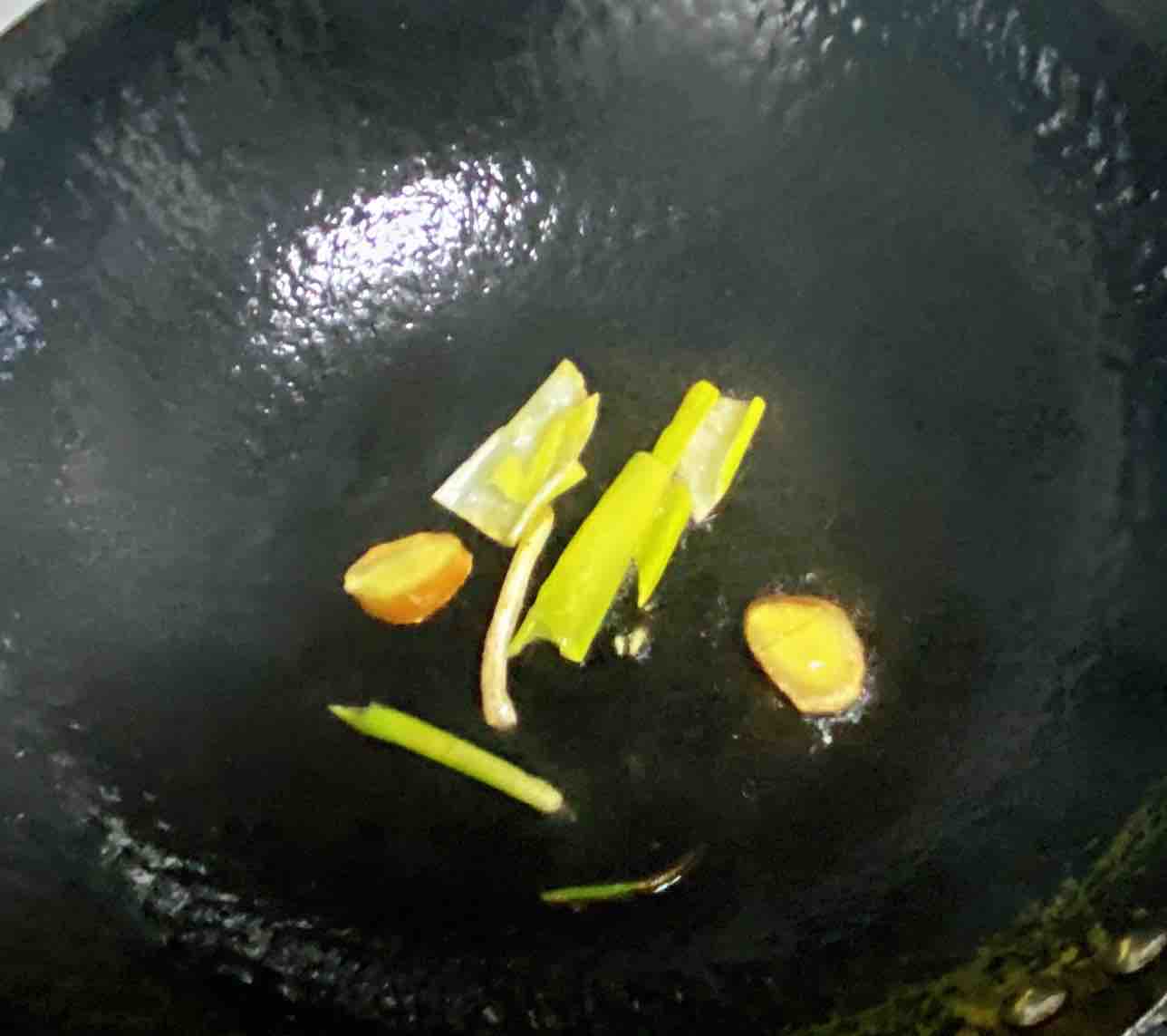 雞蛋白玉菇燜絲瓜，清淡又鮮香，簡單卻營養(yǎng)～的做法-咸鮮味燒菜譜