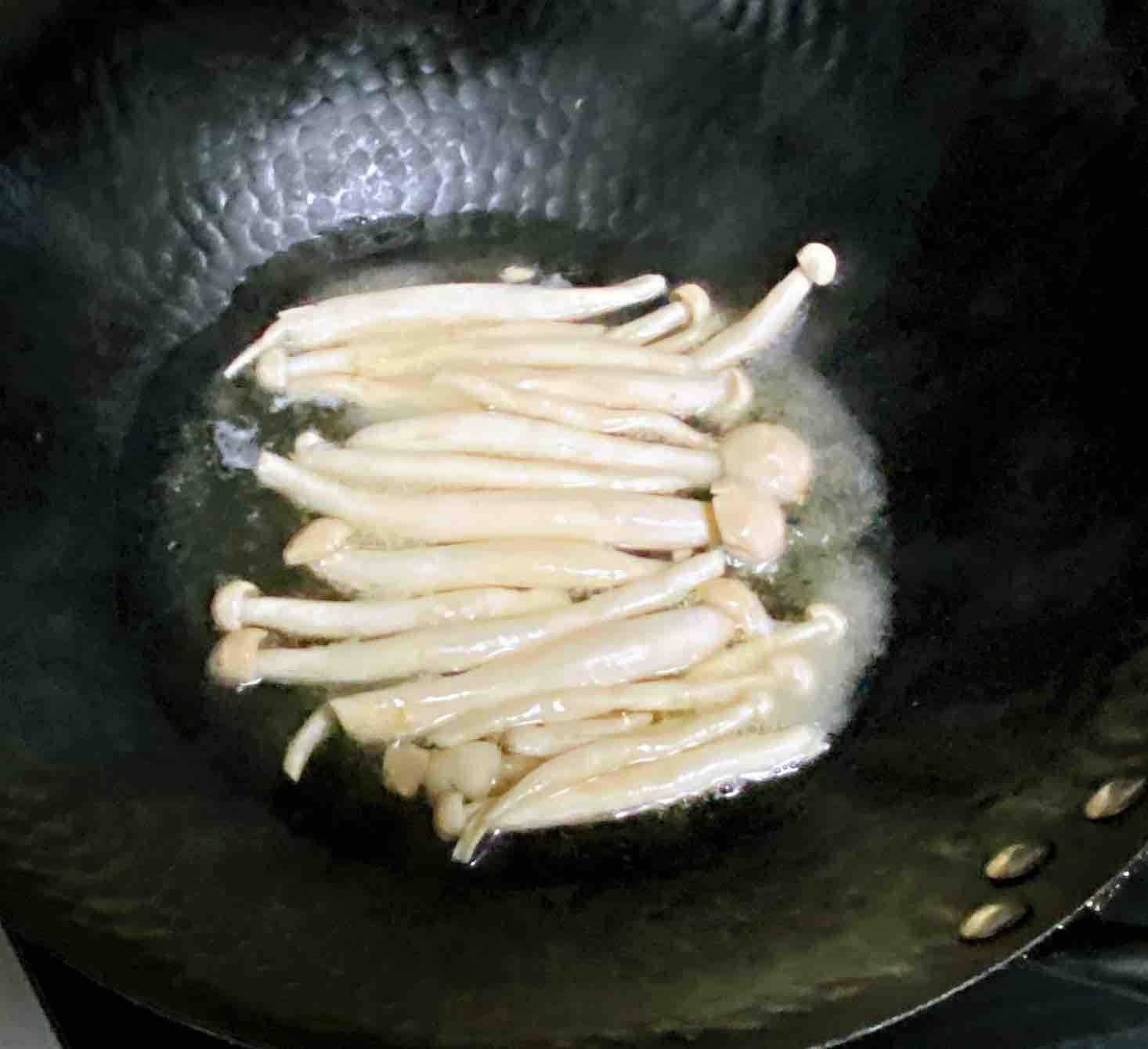 雞蛋白玉菇燜絲瓜，清淡又鮮香，簡單卻營養(yǎng)～的做法-咸鮮味燒菜譜