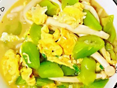 生雞蛋白玉菇燜絲瓜，口味淡又鮮美，簡易卻營養(yǎng)成分～的作法-咸鮮味燒菜譜