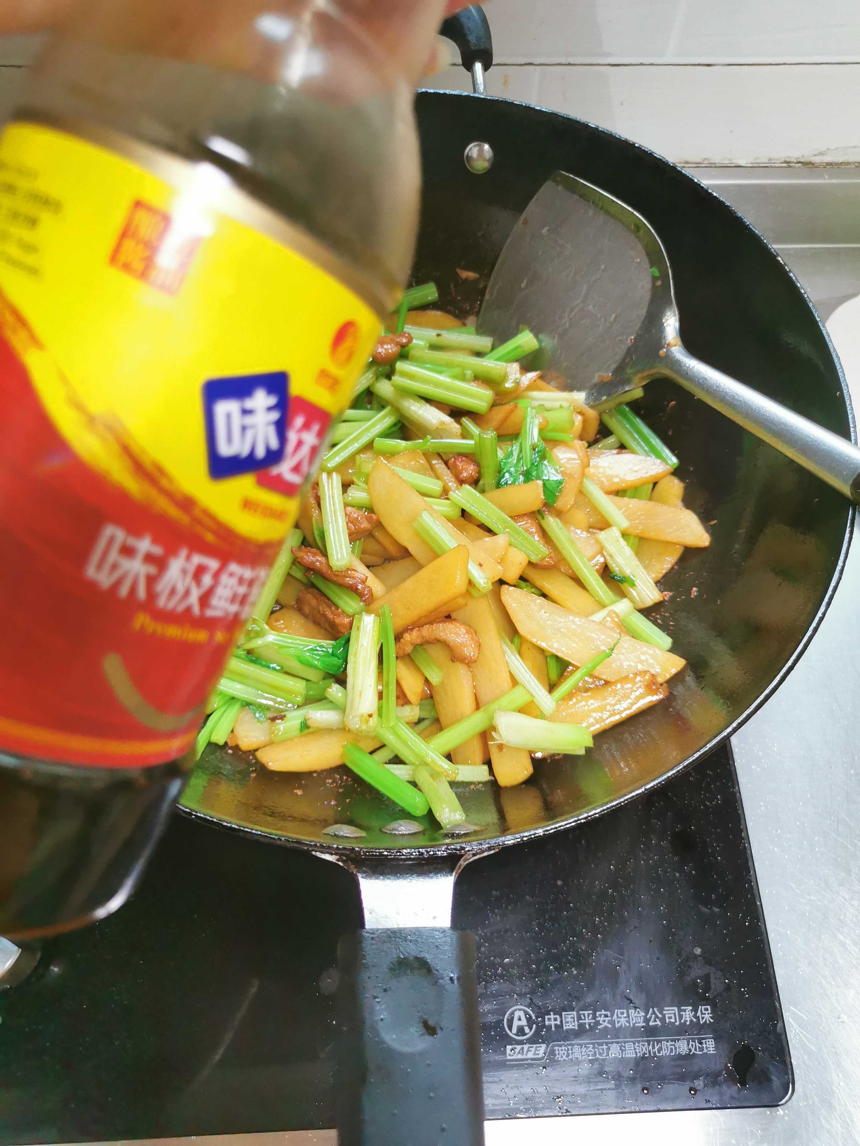 土豆炒芹菜的做法-家常味炒菜譜