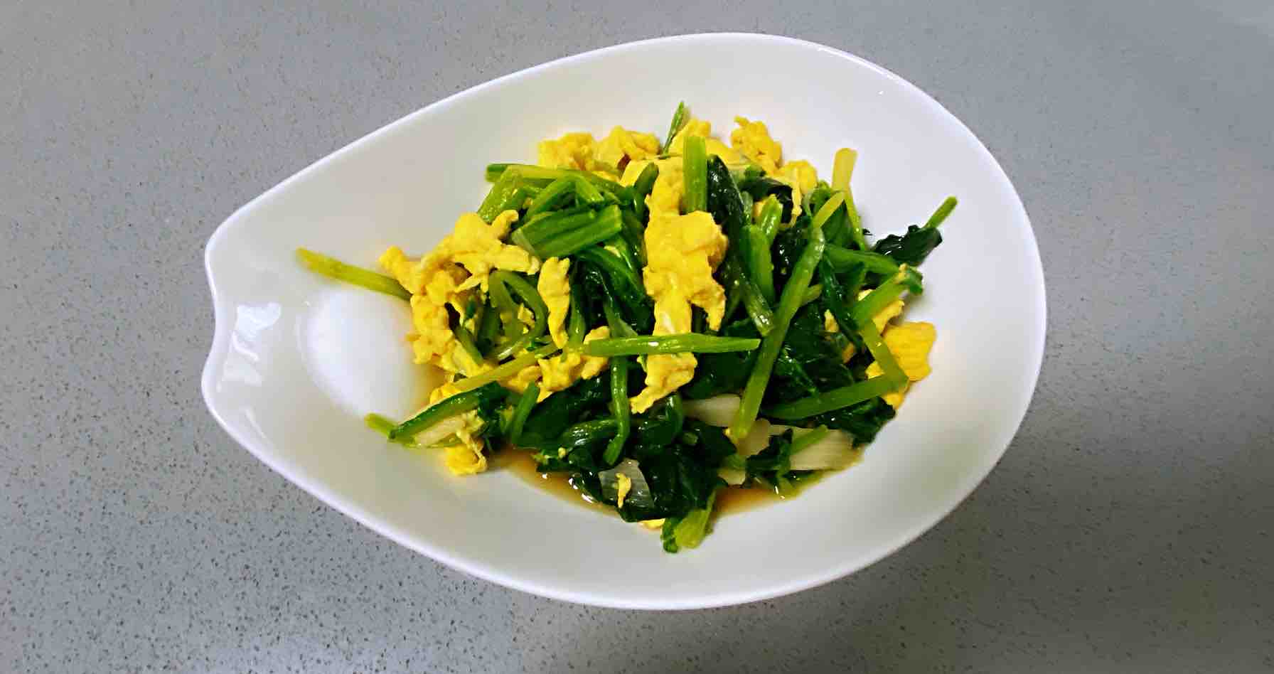 菠菜炒雞蛋，多做這一步，雞蛋營養滑嫩，菠菜翠綠不澀口的做法-咸鮮味炒菜譜