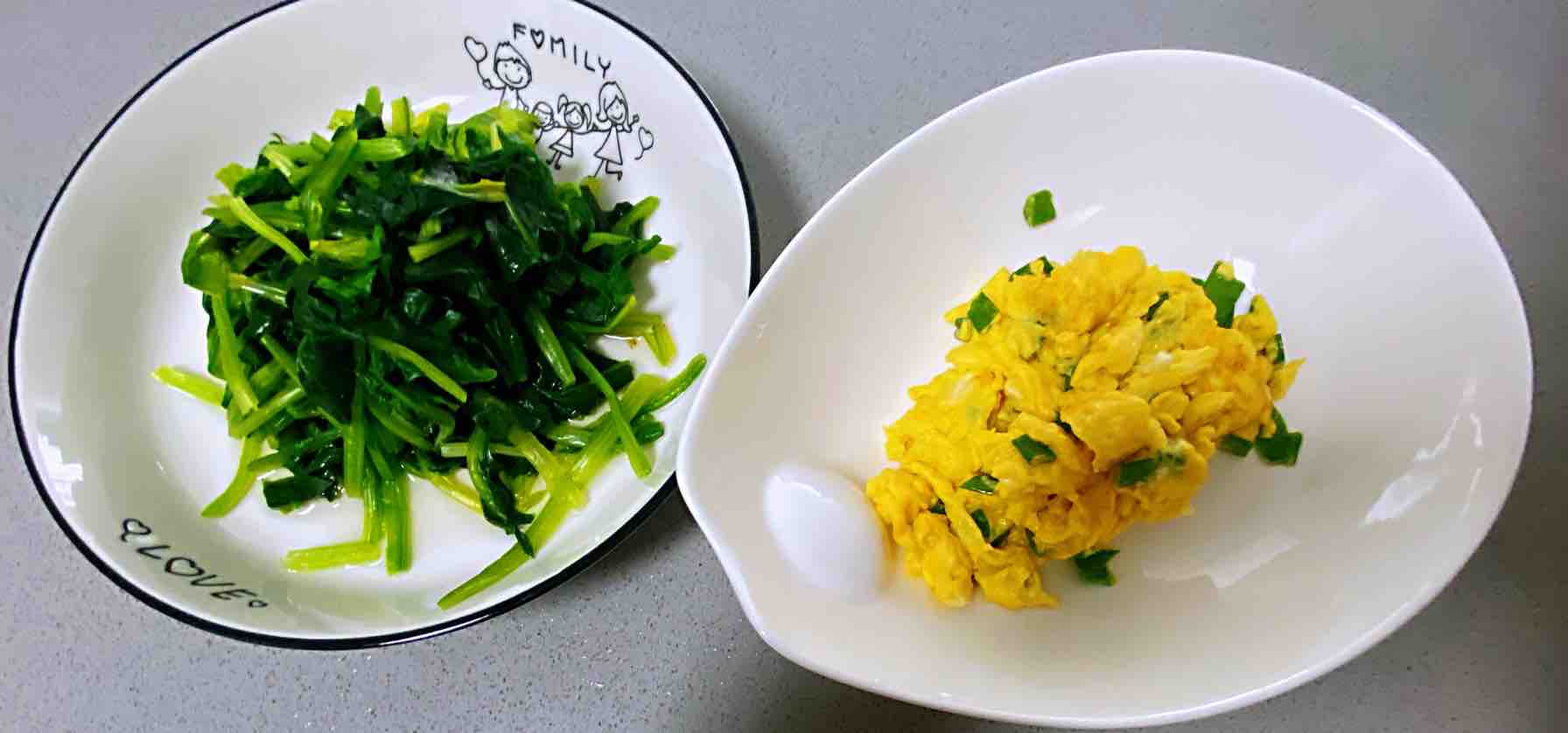 菠菜炒雞蛋，多做這一步，雞蛋營養滑嫩，菠菜翠綠不澀口的做法-咸鮮味炒菜譜