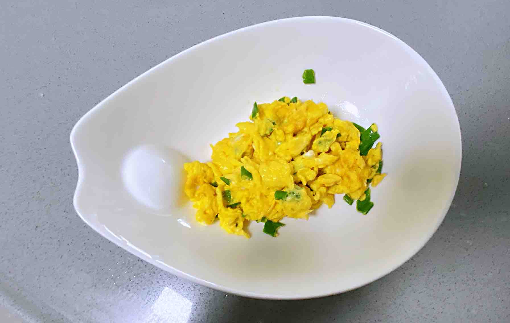 菠菜炒雞蛋，多做這一步，雞蛋營養滑嫩，菠菜翠綠不澀口的做法-咸鮮味炒菜譜