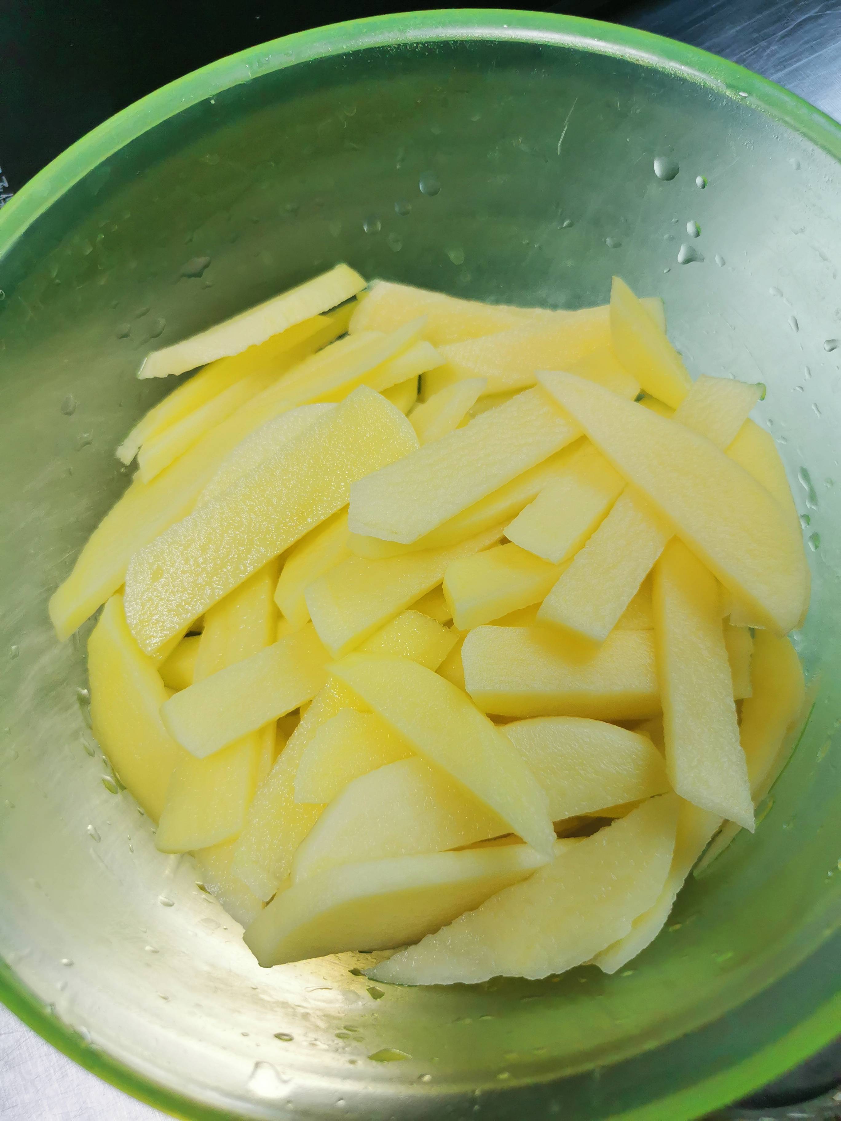 土豆炒芹菜的做法-家常味炒菜譜