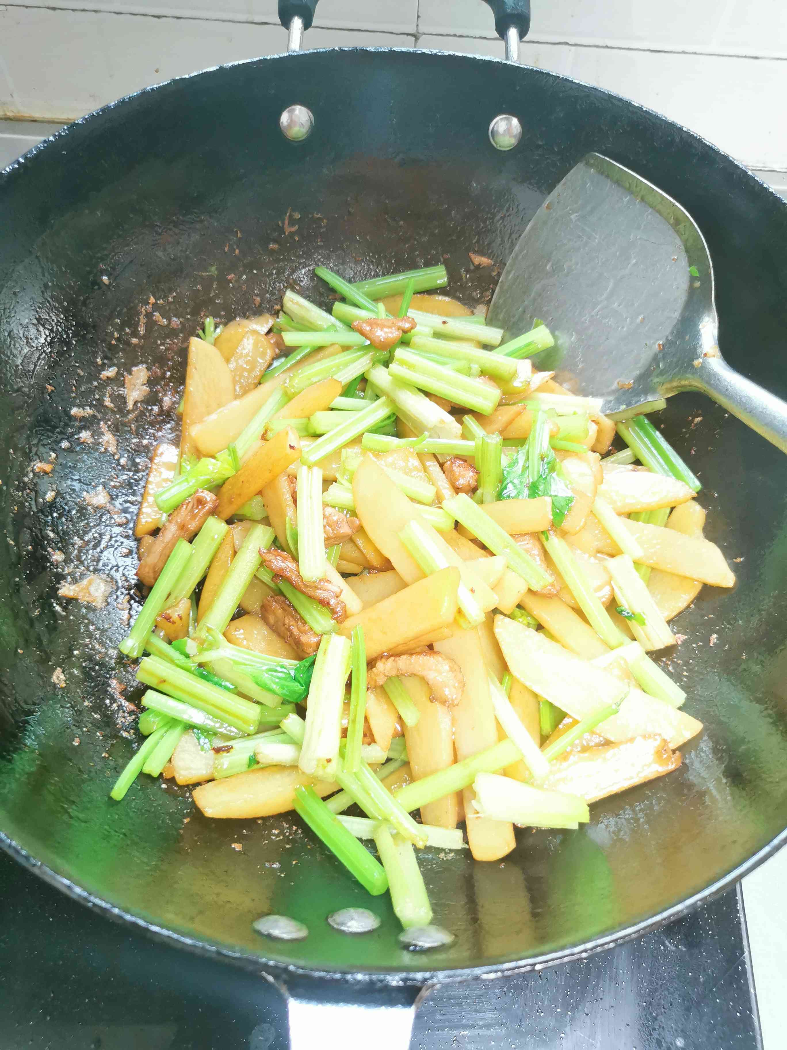 土豆炒芹菜的做法-家常味炒菜譜