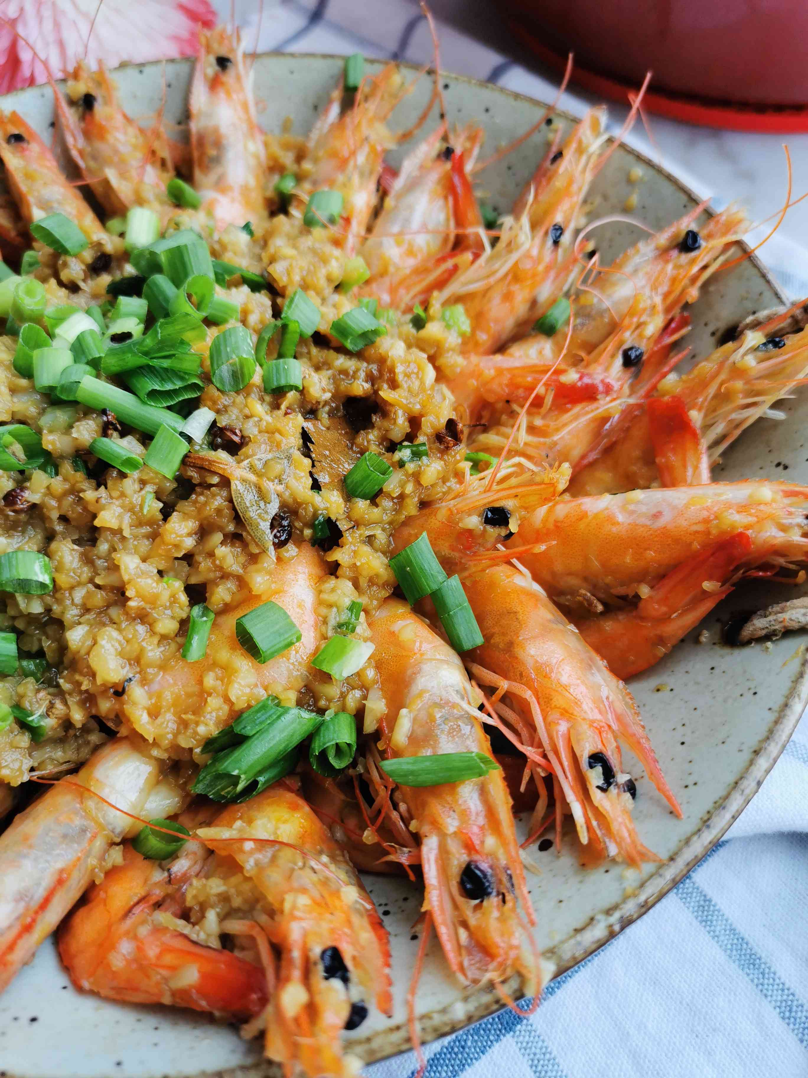 蒜蓉蝦的做法-蒜香味炒菜譜