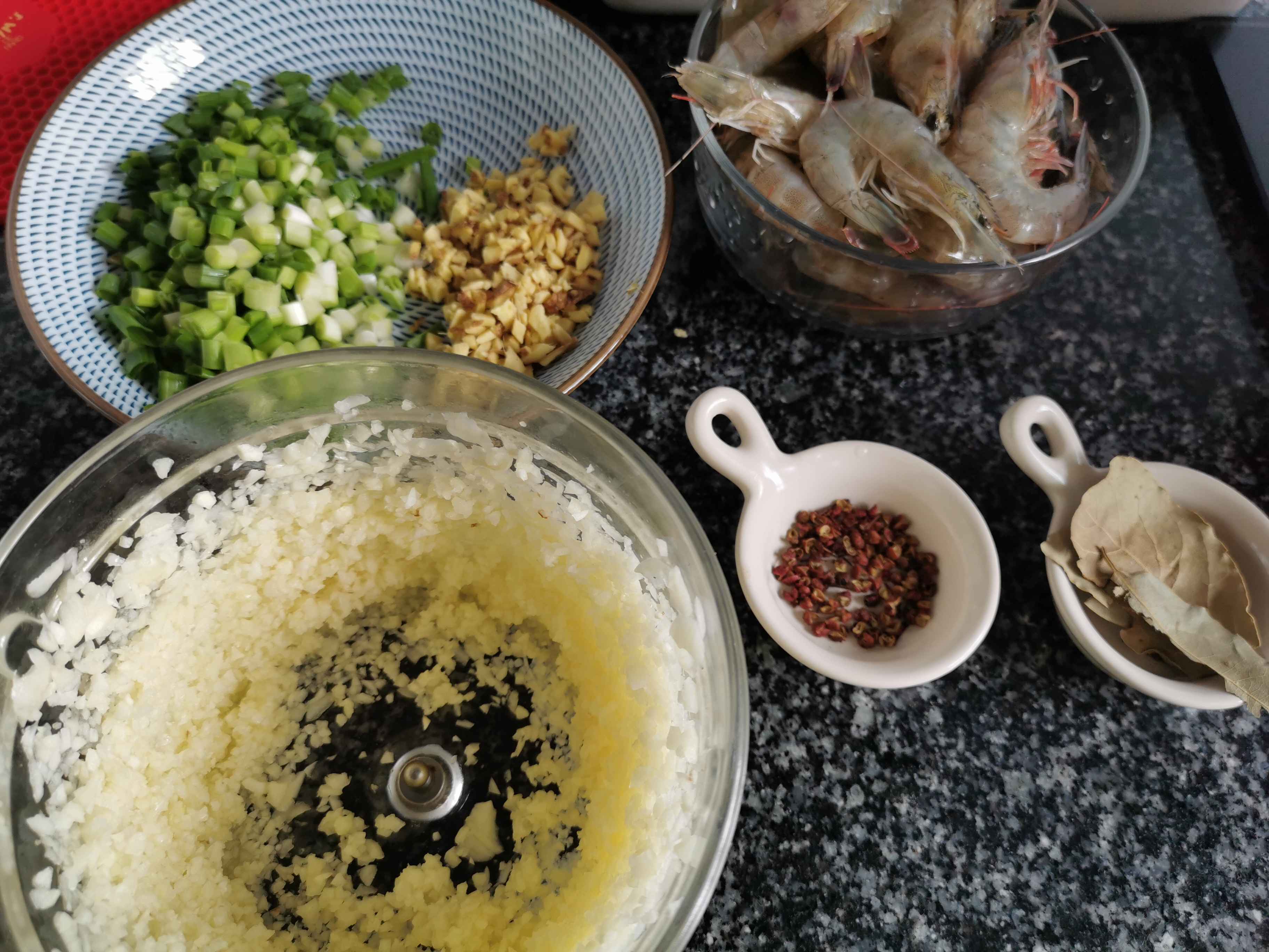 蒜蓉蝦的做法-蒜香味炒菜譜