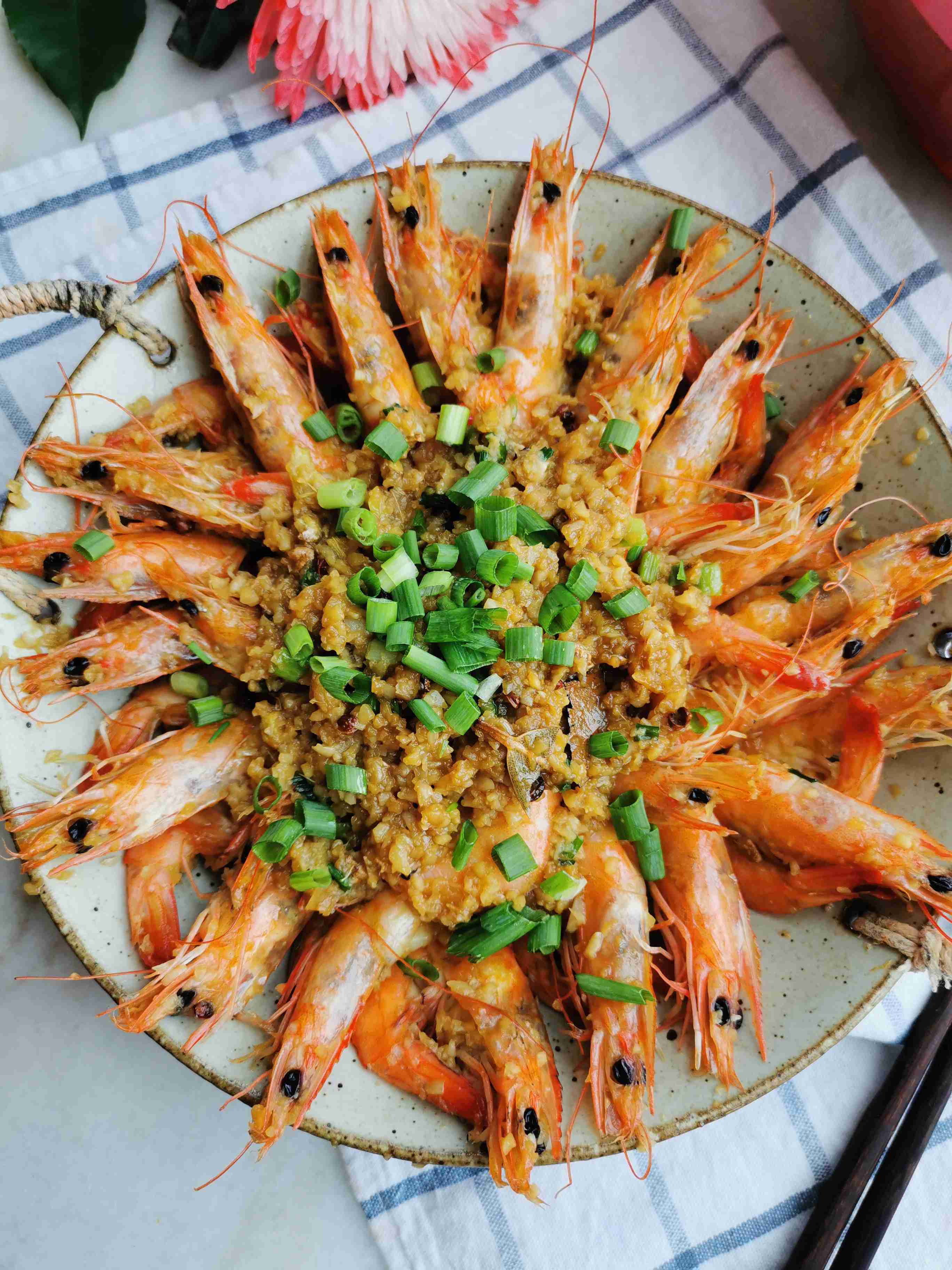 蒜蓉蝦的做法-蒜香味炒菜譜