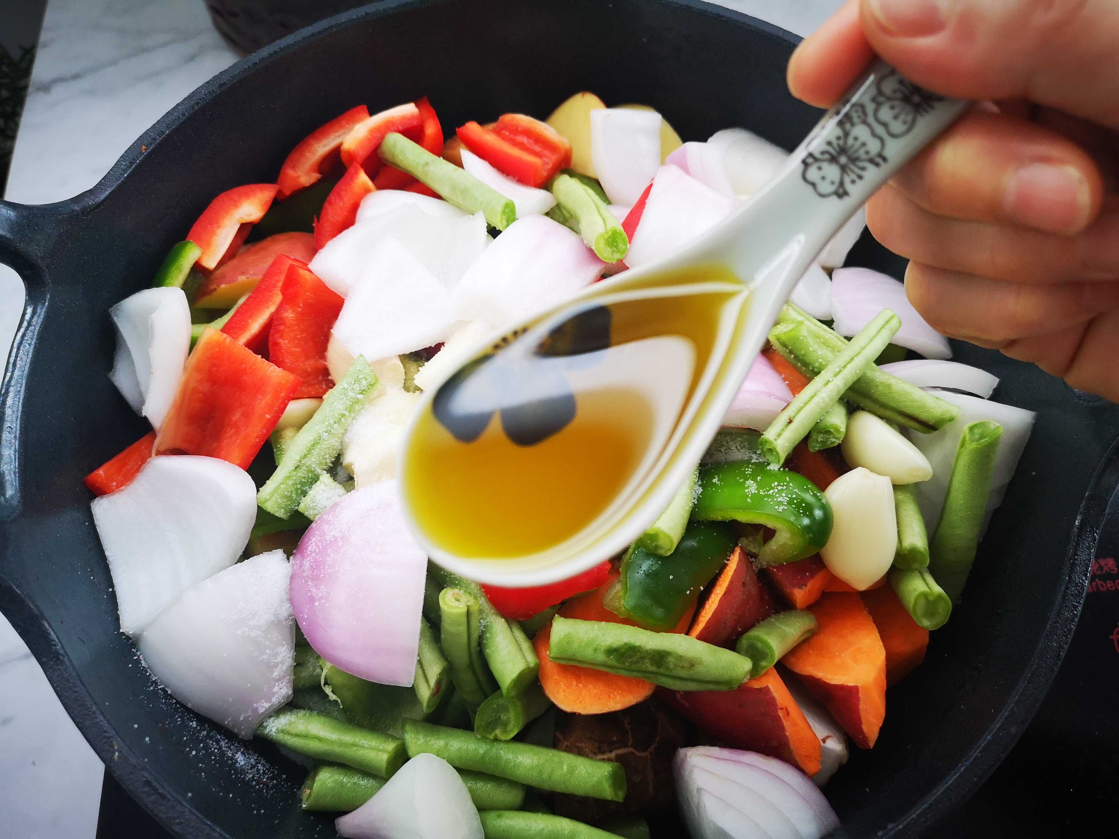 巨好吃，自制燜鍋，秒殺黃記煌的做法-香辣味燜菜譜