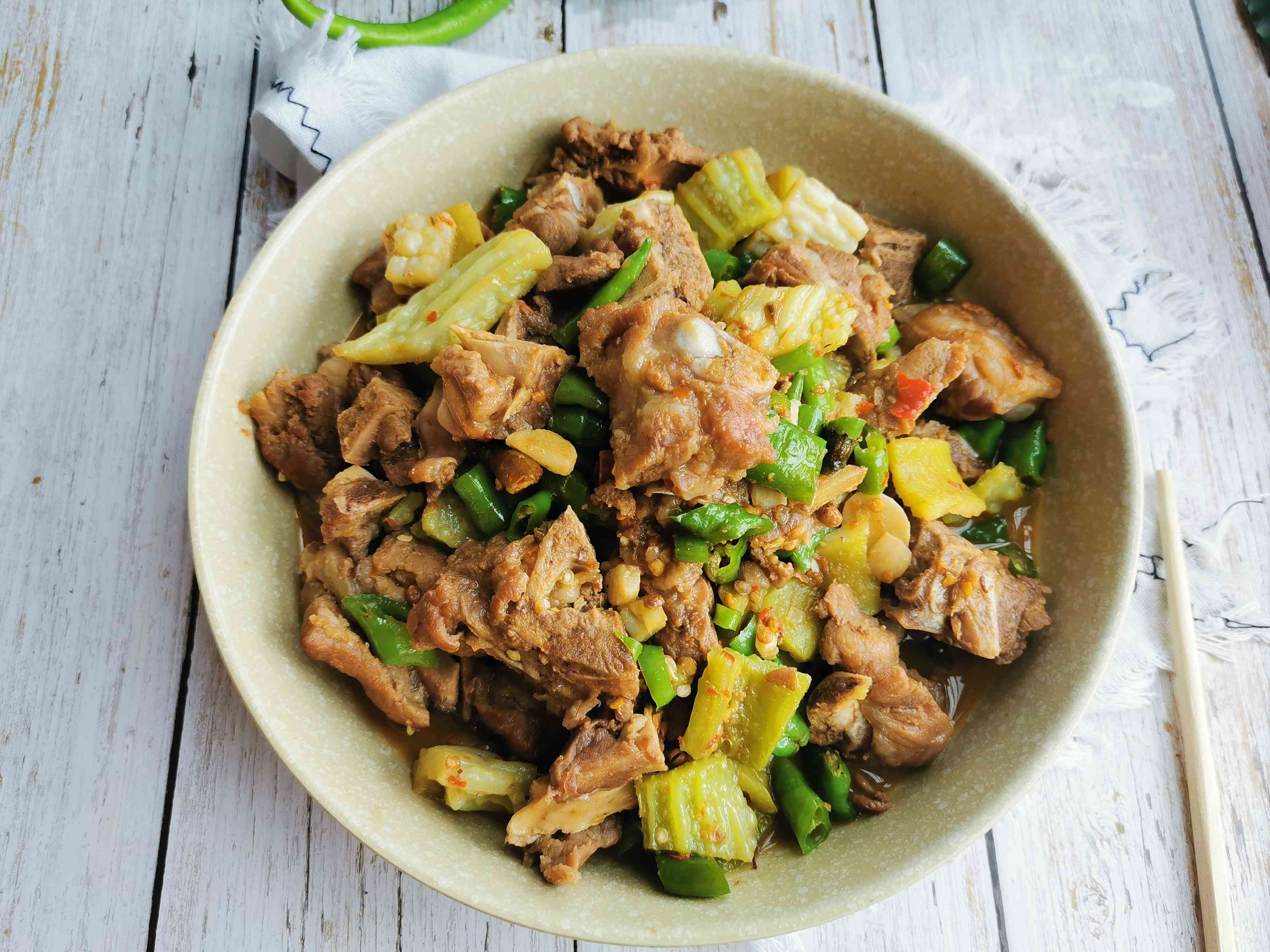 苦瓜燒排骨的做法-家常味炒菜譜