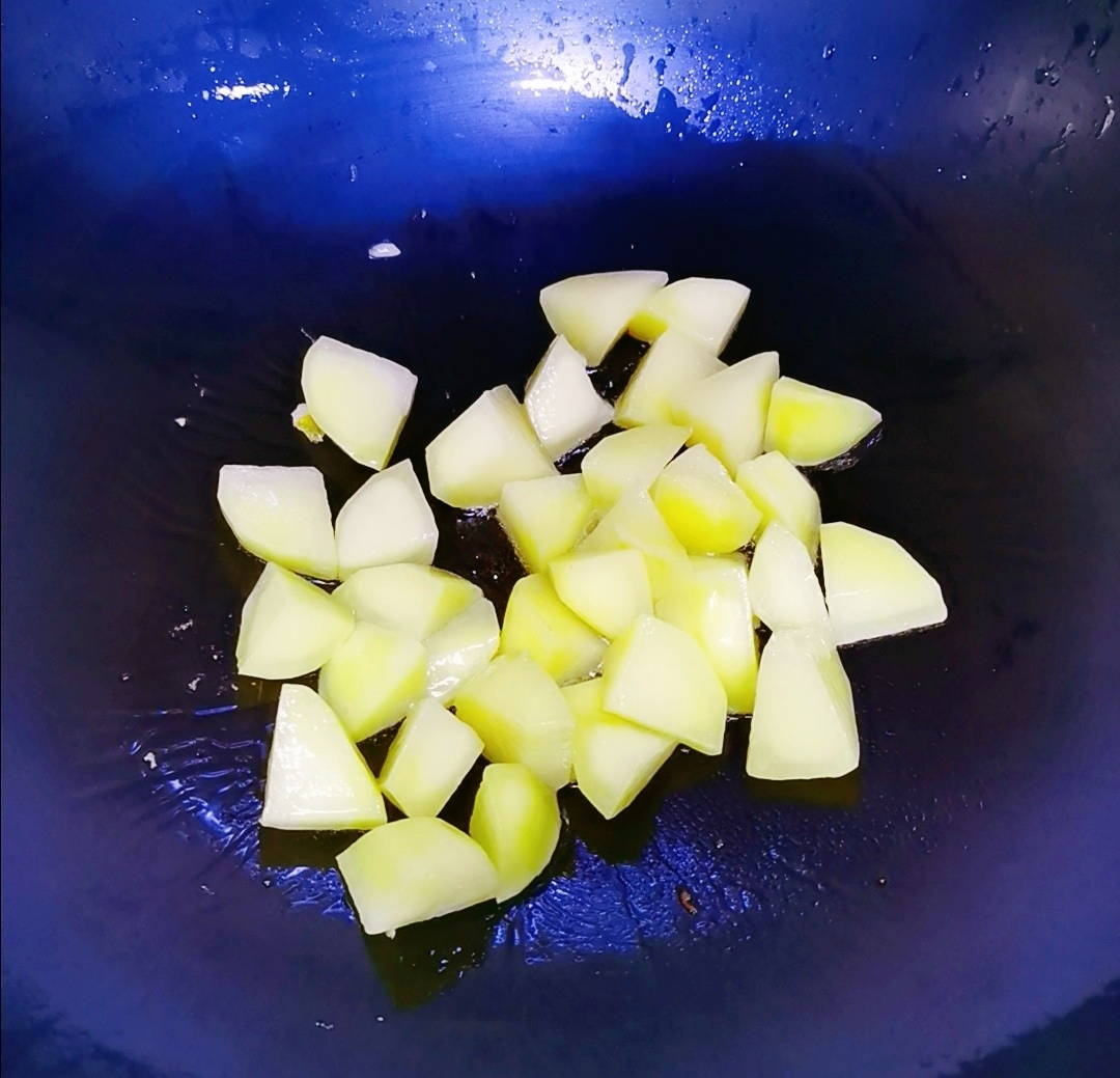 雞肉燜土豆的做法-醬香味燜菜譜